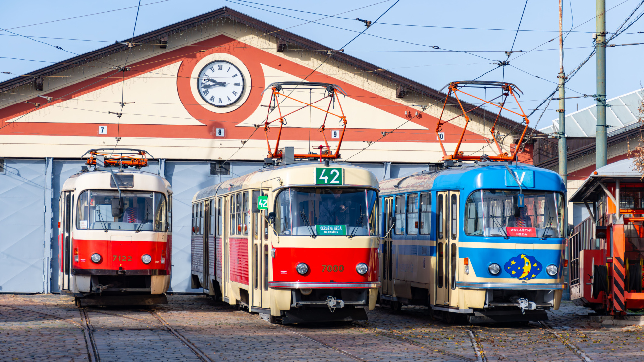 Прага, Tatra T3SUCS № 7122; Прага, Tatra K2 № 7000; Прага, Tatra T3 № 5602