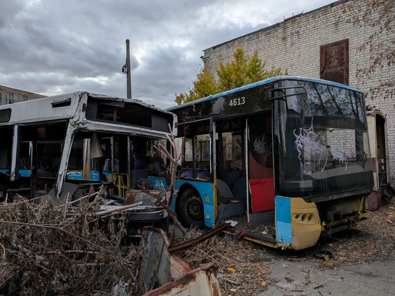 Киев, МАЗ-103Т № 2711; Киев, ЛАЗ E301D1 № 4613; Киев — Автобусный парк № 7