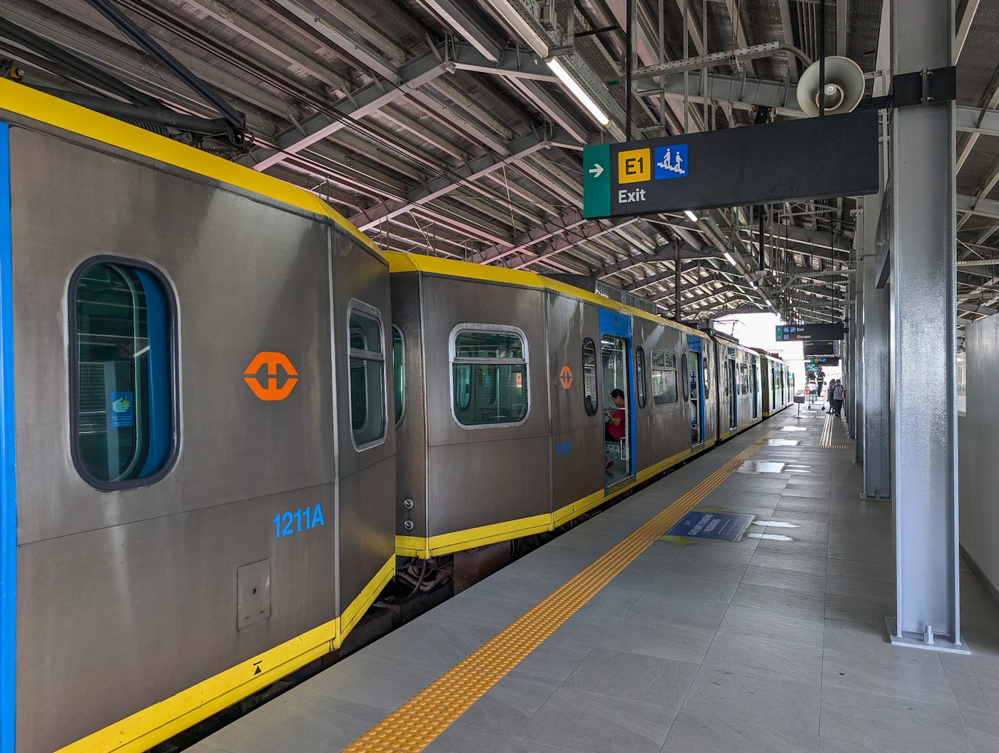 Manille, Kinki Sharyo/Nippon Sharyo Manila LRT-1 N°. 1210; Manille — LRT-1 || Yellow Line
