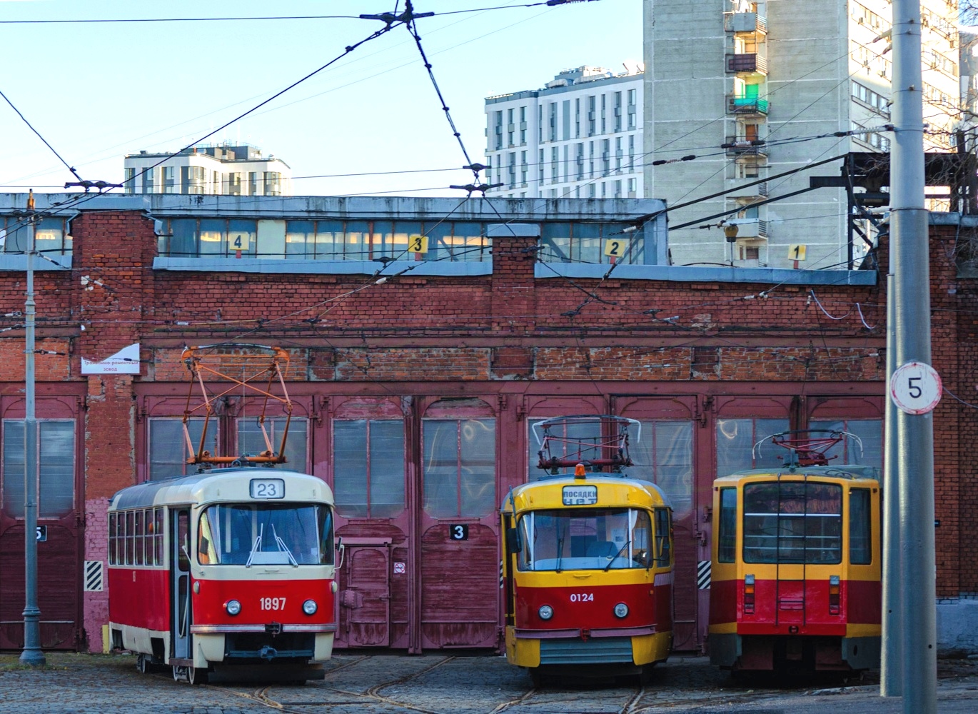 Москва, Tatra T3SU (двухдверная) № 1897; Москва, Tatra T3SU (двухдверная) № 0124; Москва, 71-608КМ № 0223