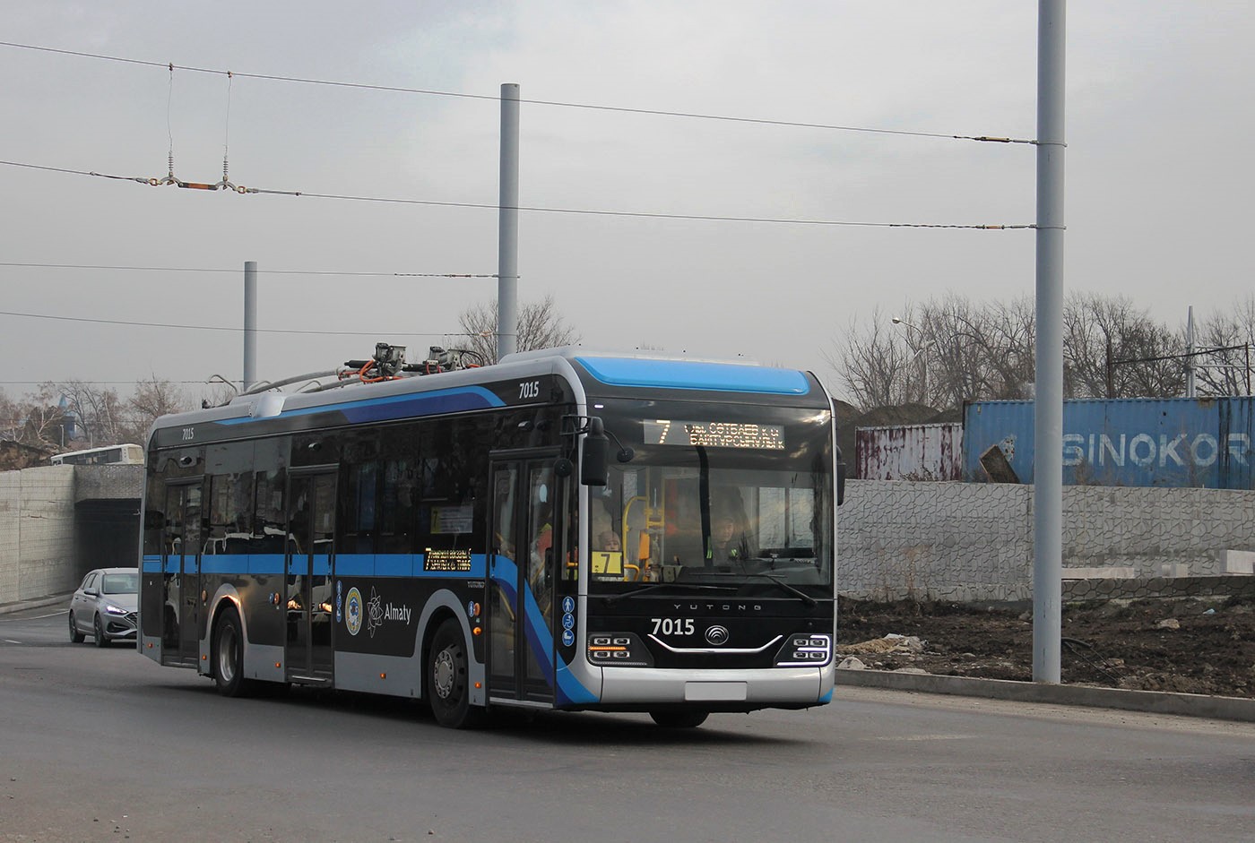 Алматы, Yutong ZK6128BEVG (QazTehna) № 7015 Алматы, Yutong ZK6128BEVG (QazTehna) № 7015