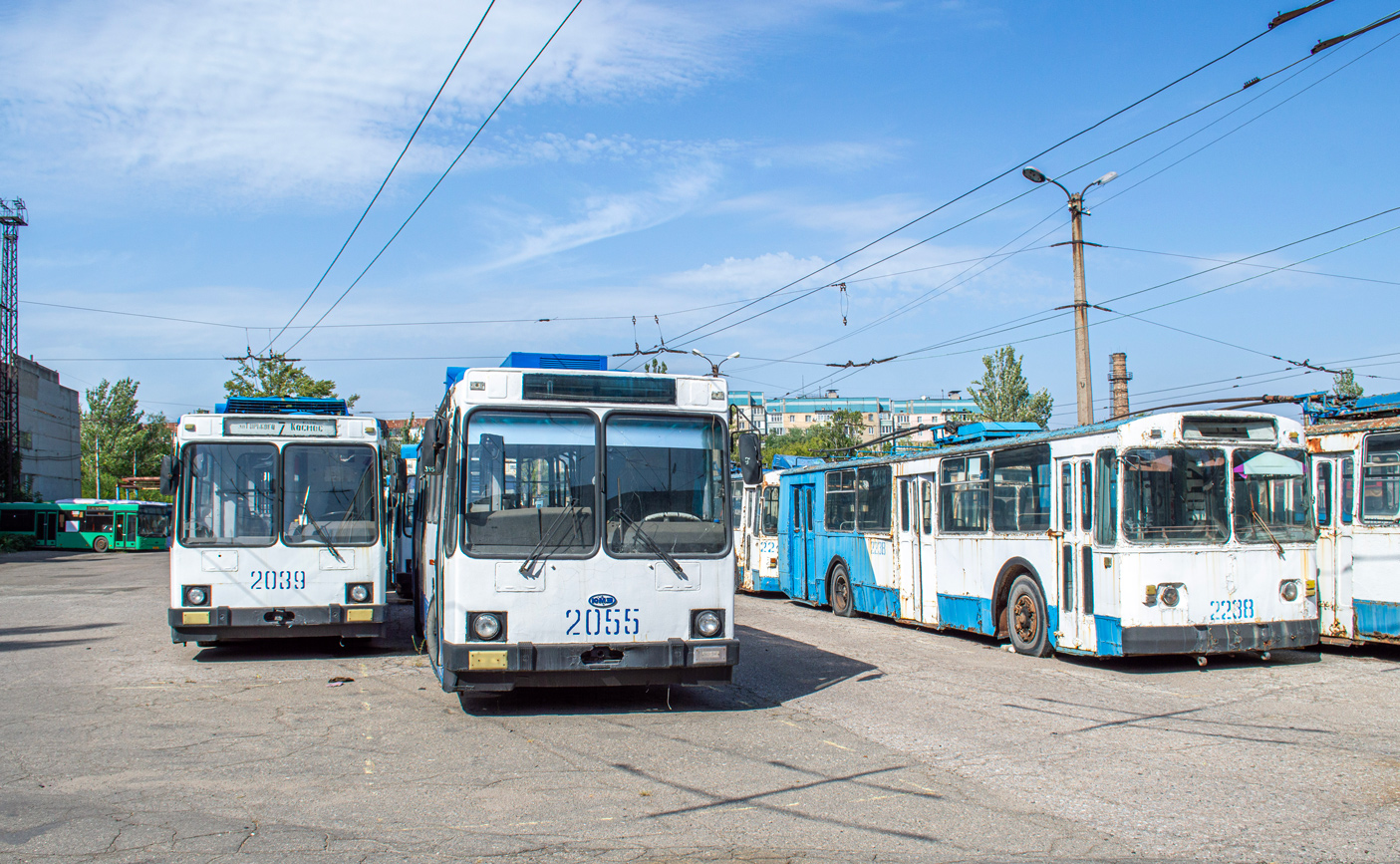Донецк, YMZ Т2 mod. 7 № 2039; Донецк, YMZ Т2 mod. 7 № 2055; Донецк, ZiU-682V-012 [V0A] № 2238