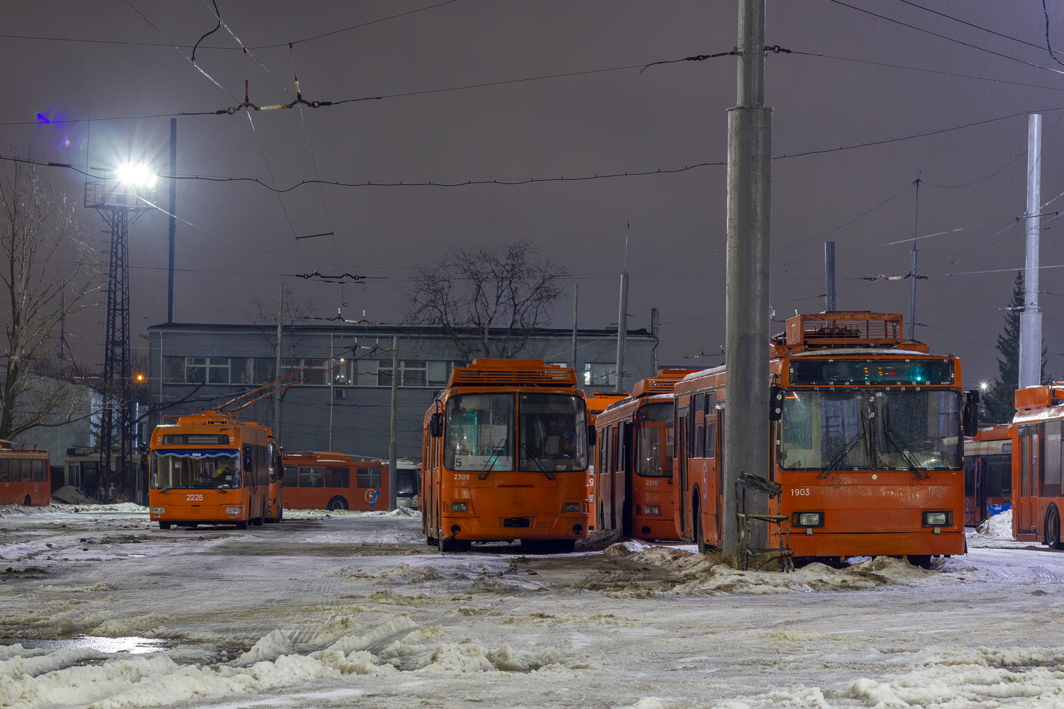 Нижний Новгород, БКМ 321 № 2225; Нижний Новгород, ЛиАЗ-5280 (ВЗТМ) № 2309