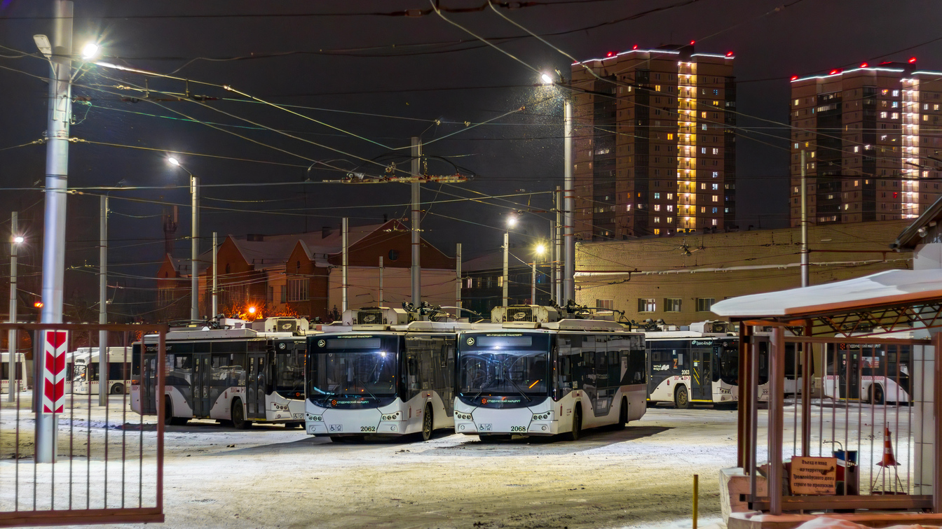 Красноярск, ВМЗ-5298.01 «Авангард» № 2062; Красноярск, ВМЗ-5298.01 «Авангард» № 2068; Красноярск — Вечерние фотографии