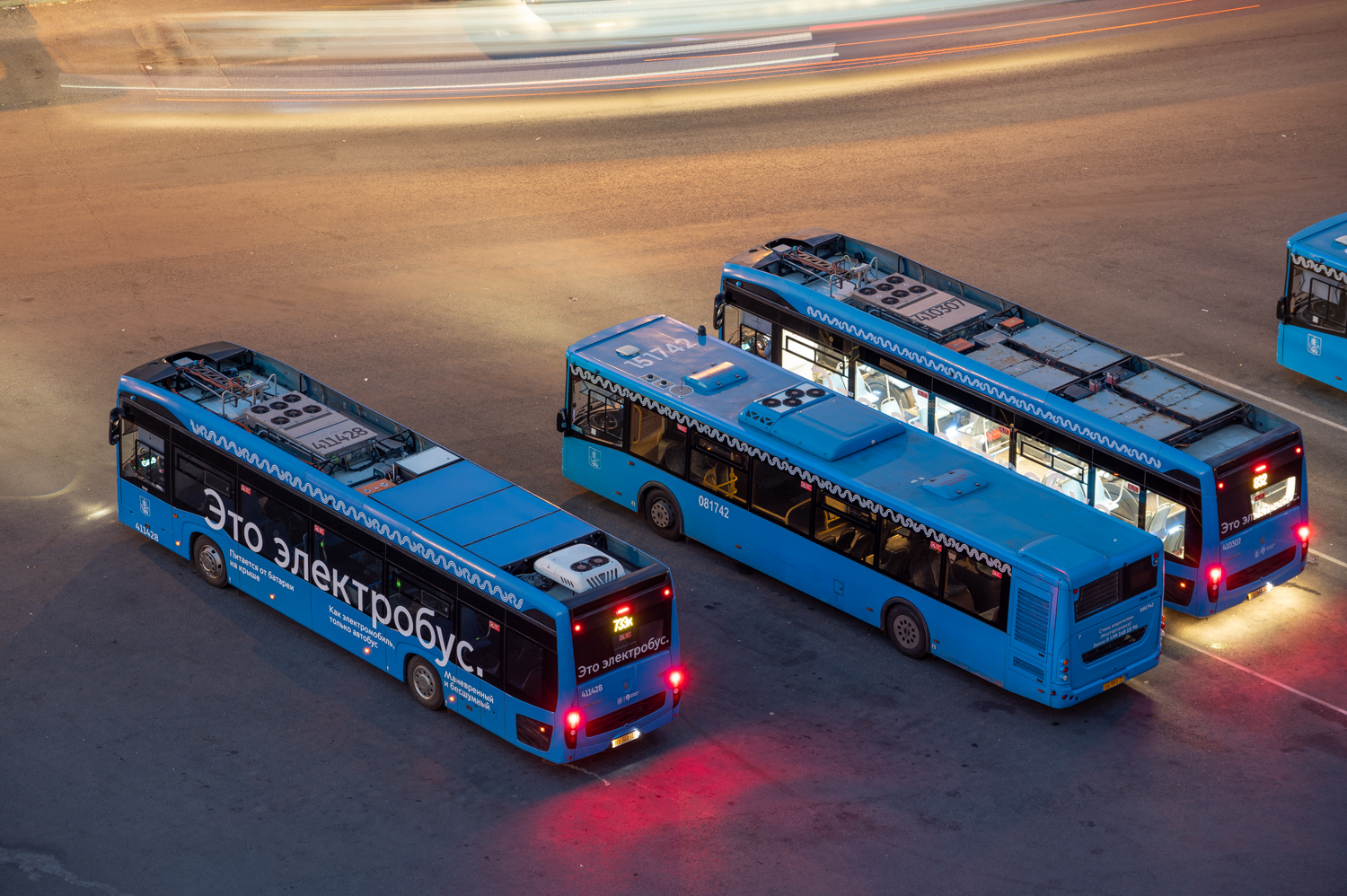 Moskau, KAMAZ-6282 Nr. 411428