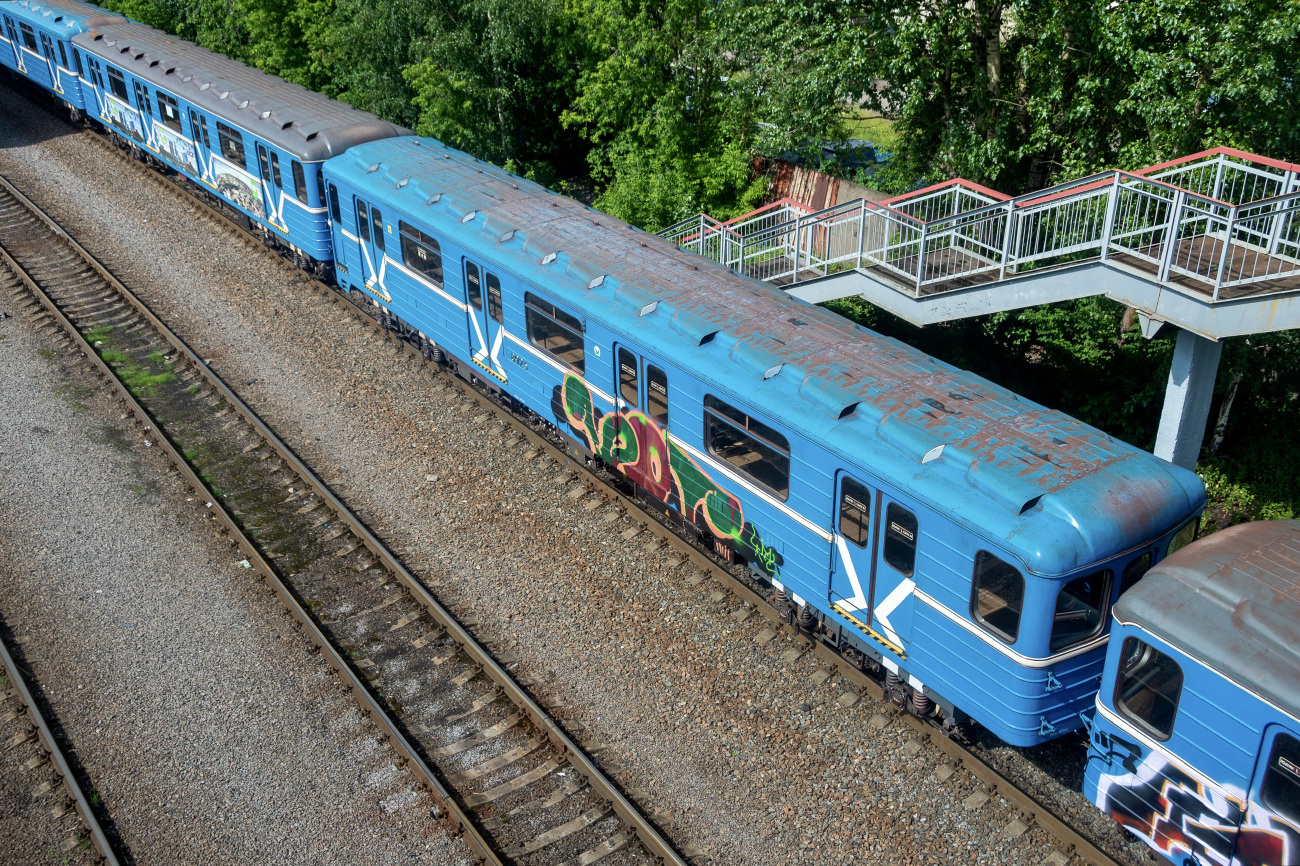 Jekatěrinburg, 81-717.5 (LVZ/VM) č. 8923; Jekatěrinburg — Metro — Transport of subway cars by railway