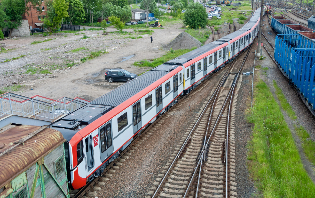 Saint-Pétersbourg, 81-725.1 "Baltiets" N°. 25048; Saint-Pétersbourg — Metro — Transport of subway cars by railway Saint-Pétersbourg, 81-725.1 "Baltiets" N°. 25048; Saint-Pétersbourg — Metro — Transport of subway cars by railway