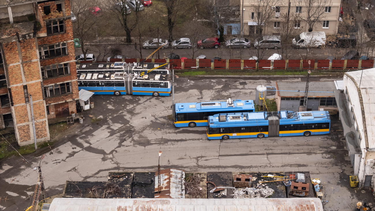 София, Ikarus 280.92 № 2915; София, Škoda 27Tr Solaris III № 2679; София — Съвместно тролейбусно и електробусно депо: [2] Надежда