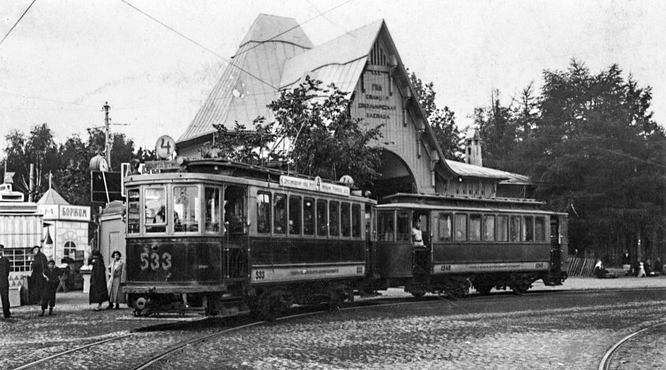 Москва, Ф (Сормовский) № 533; Москва, Двухосный прицепной Балтийского завода № 1245; Москва — Исторические фотографии — Трамвай и Троллейбус (1921-1945)