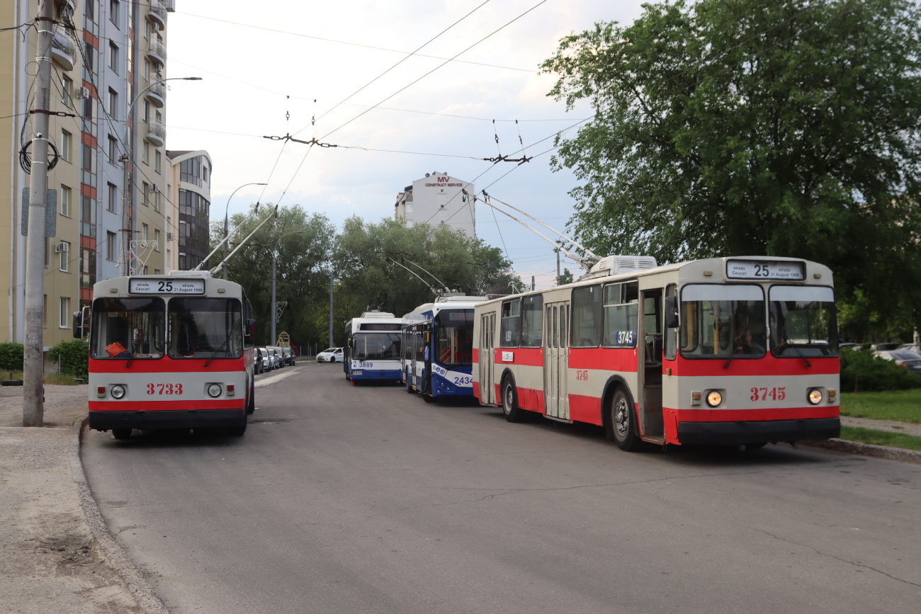 Кишинёв, ЗиУ-682В10 № 3733; Кишинёв, ЗиУ-682В [В00] № 3745