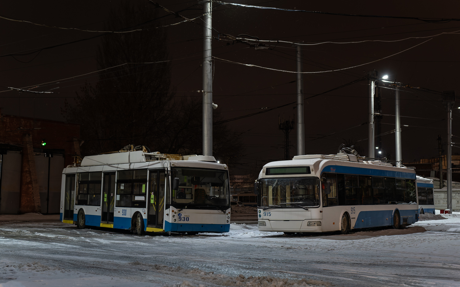 Samara, Trolza-5265.00 “Megapolis” Nr. 930; Samara, Stadler 321 Nr. 915
