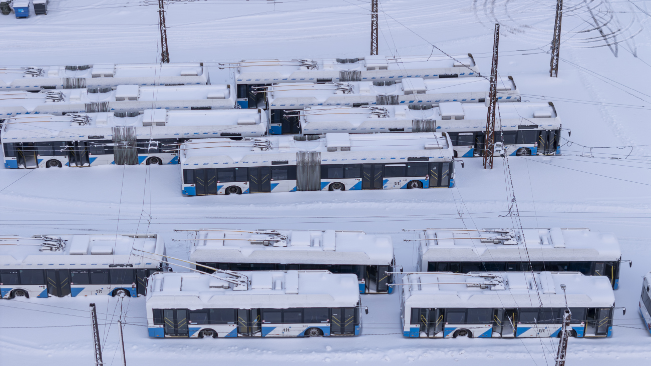 Tallinn, Solaris Trollino III 18 AC č. 449; Tallinn, Solaris Trollino II 12 Ganz č. 329; Tallinn, Solaris Trollino II 12 Ganz č. 327
