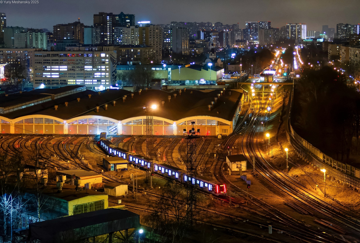 Москва — Виды с высоты; Москва — Метрополитен — [4] Филёвская линия; Москва — Метрополитен — Подвижной состав — 81-765/766/767 «Москва» и модификации