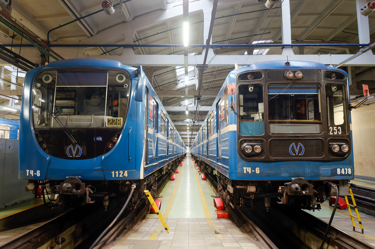 Санкт-Петербург, 81-717.5П № 1124; Санкт-Петербург, 81-717 (ЛВЗ) № 8478