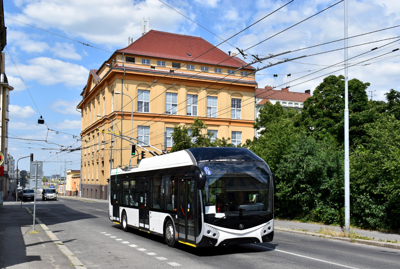 Pardubice, Škoda 32Tr SOR Nr. 487; Pilsen — Werksneue Obusse aus der Škoda-Fabrik