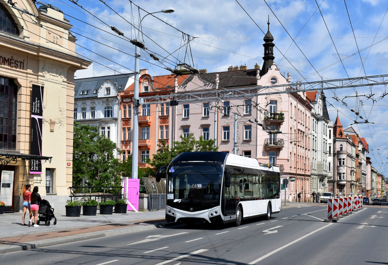 Pardubice, Škoda 32Tr SOR N°. 487; Pilsen — Brand new trolleybuses from the Škoda factory