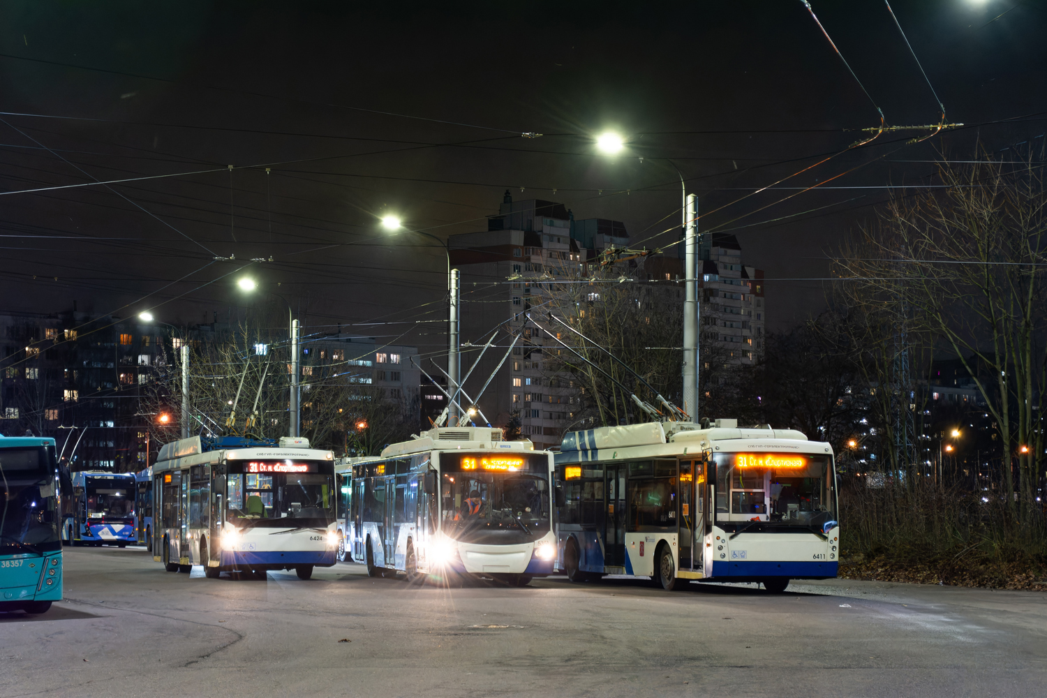 Sankt Petersburg, Trolza-5265.00 “Megapolis” Nr. 6424; Sankt Petersburg, VMZ-5298.01 “Avangard” Nr. 5351