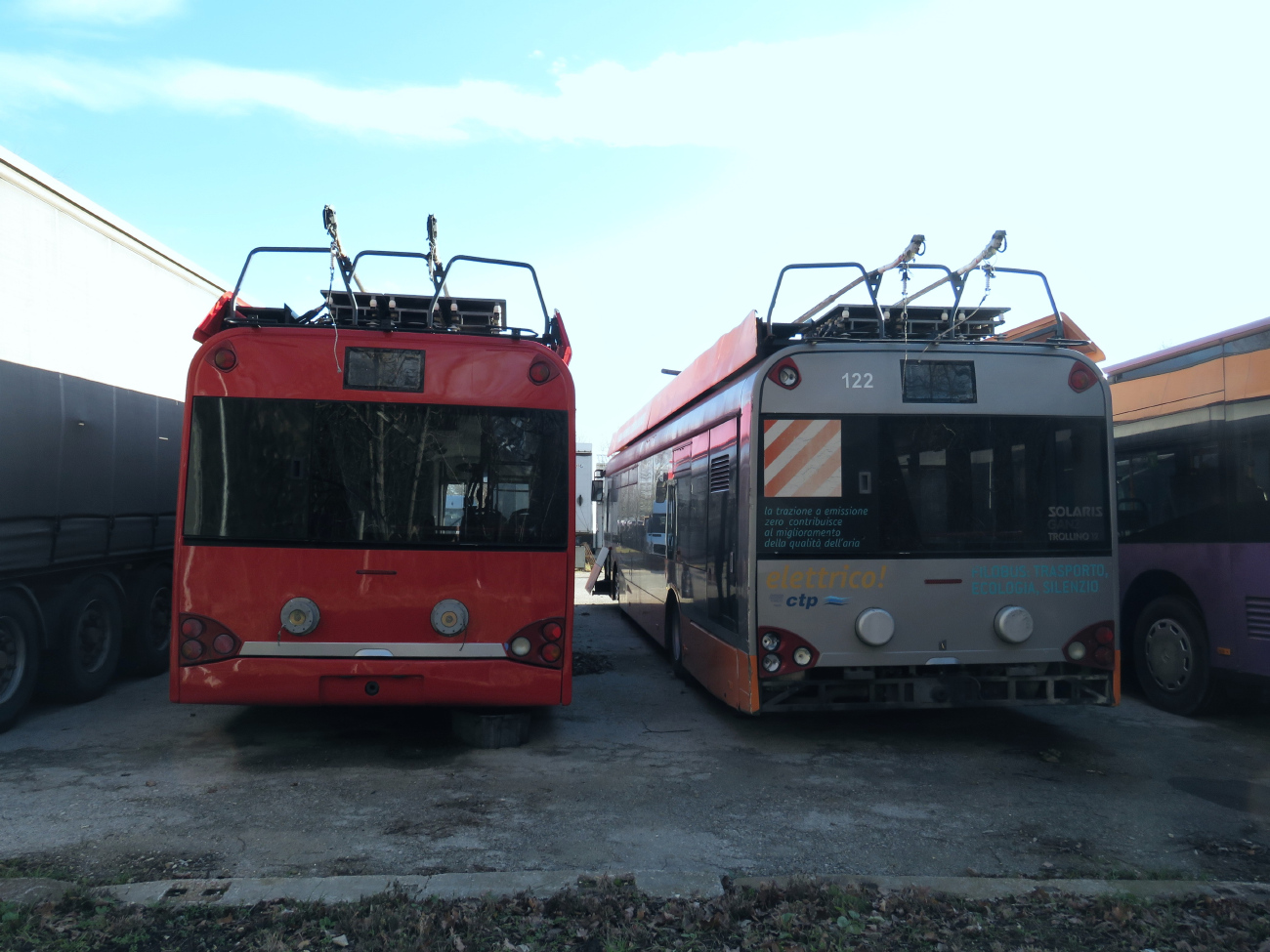 Неаполь, Solaris Trollino II 12 Ganz D № 122; Секешфехервар — Truck-Trailer & Parts Kft.