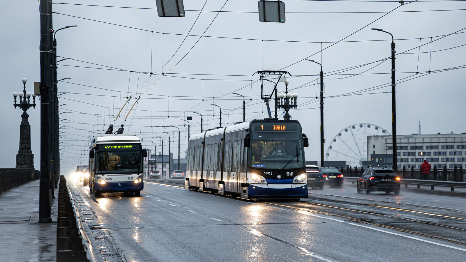 Рига, Škoda 24Tr Irisbus Citelis № 29200; Рига, Škoda 15T ForCity Alfa Riga № 57038