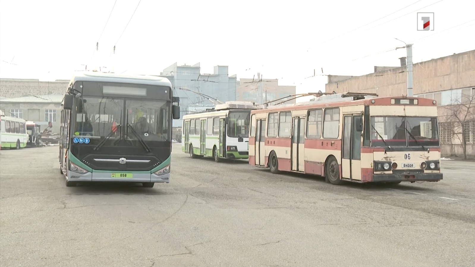 Ереван, Zhongtong LCK6126E № 058; Ереван, Škoda 14Tr02/6 № 06