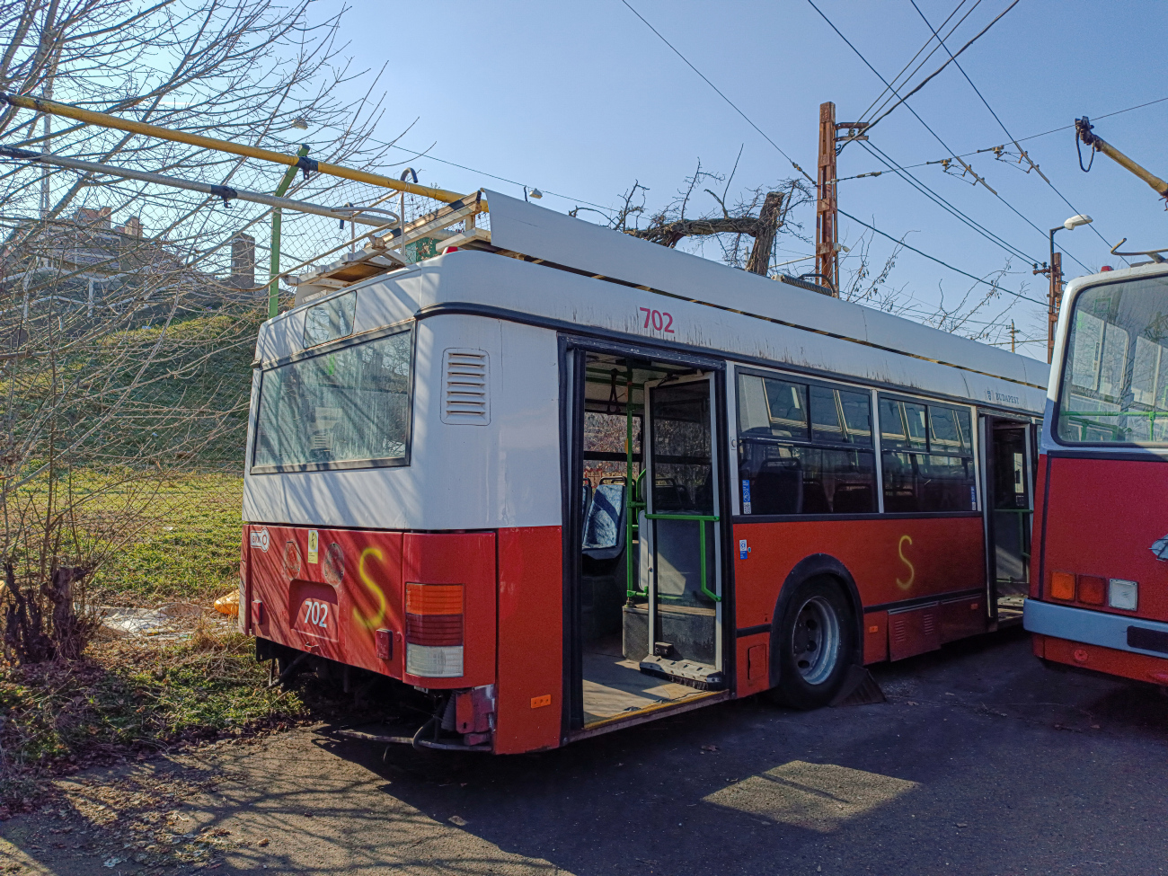 Будапешт, Ikarus 412.81 № 702; Будапешт — Троллейбусный парк