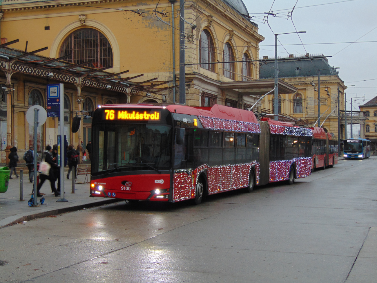 Budapest, Solaris Trollino IV 18 Škoda # 9100; Budapest — Christmas Vehicles