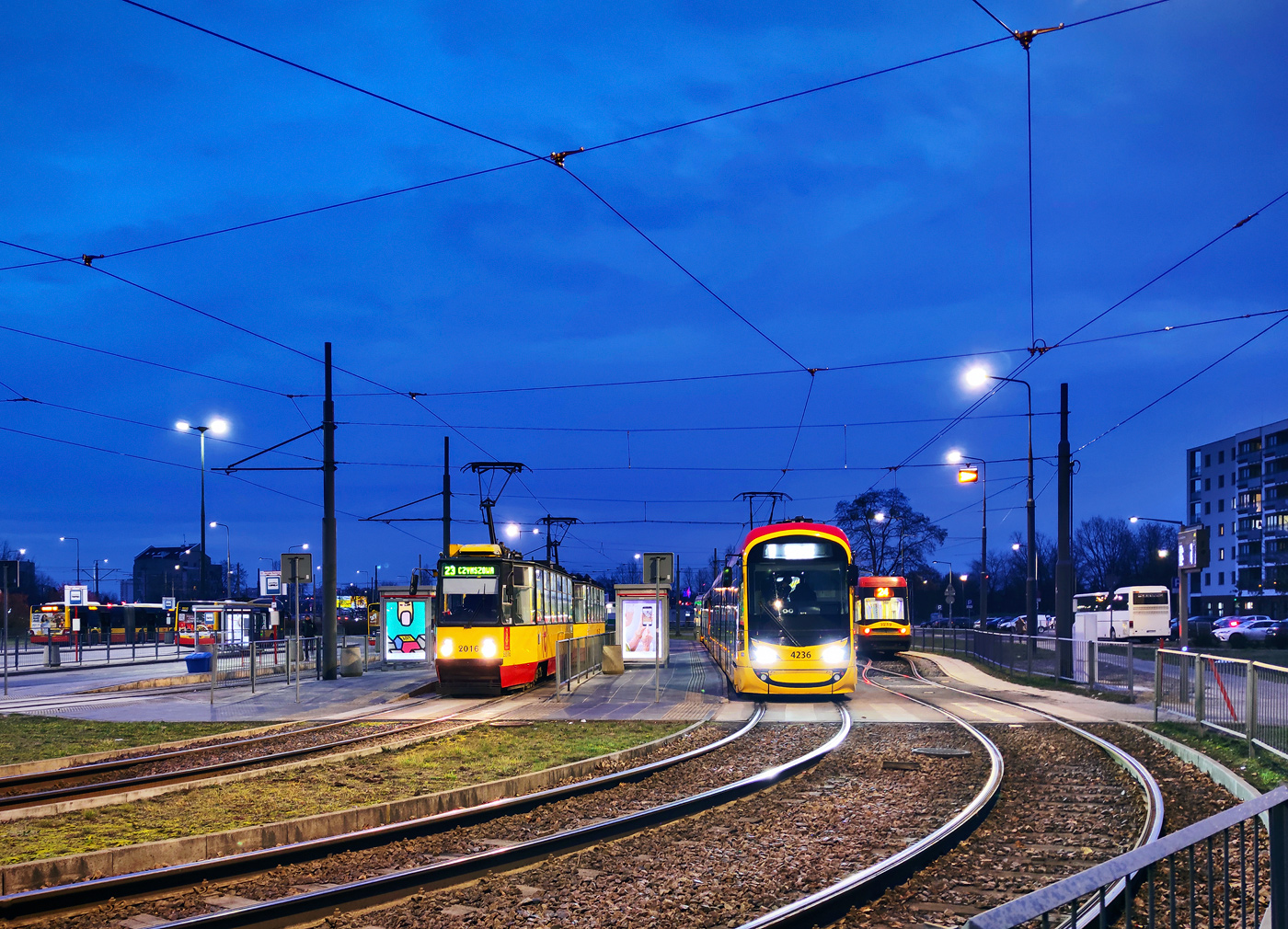 Варшава, Konstal 105Ni № 2016; Варшава, Hyundai Rotem 140N № 4236