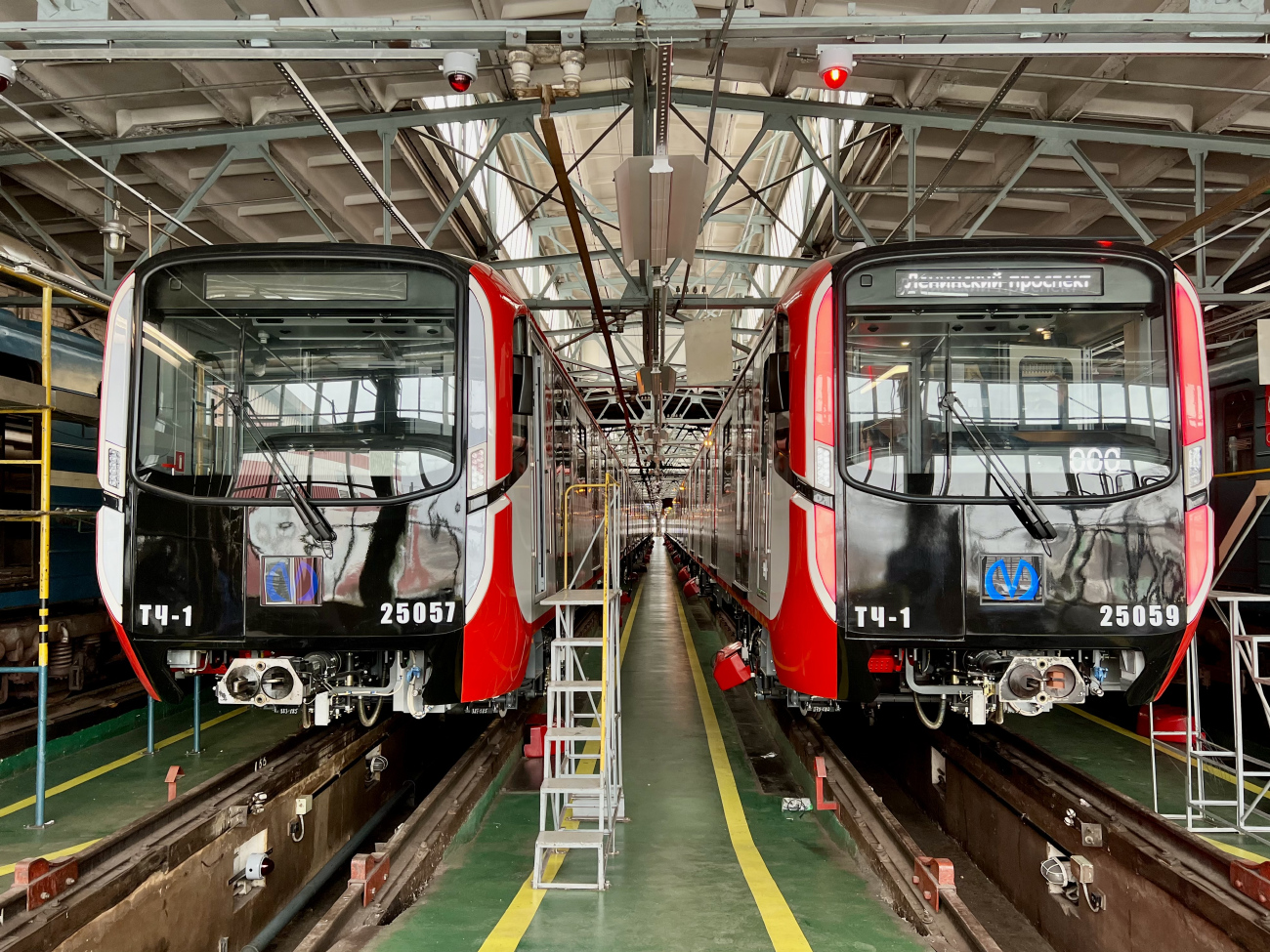 Saint-Petersburg, 81-725.1 "Baltiets" č. 25057; Saint-Petersburg, 81-725.1 "Baltiets" č. 25059