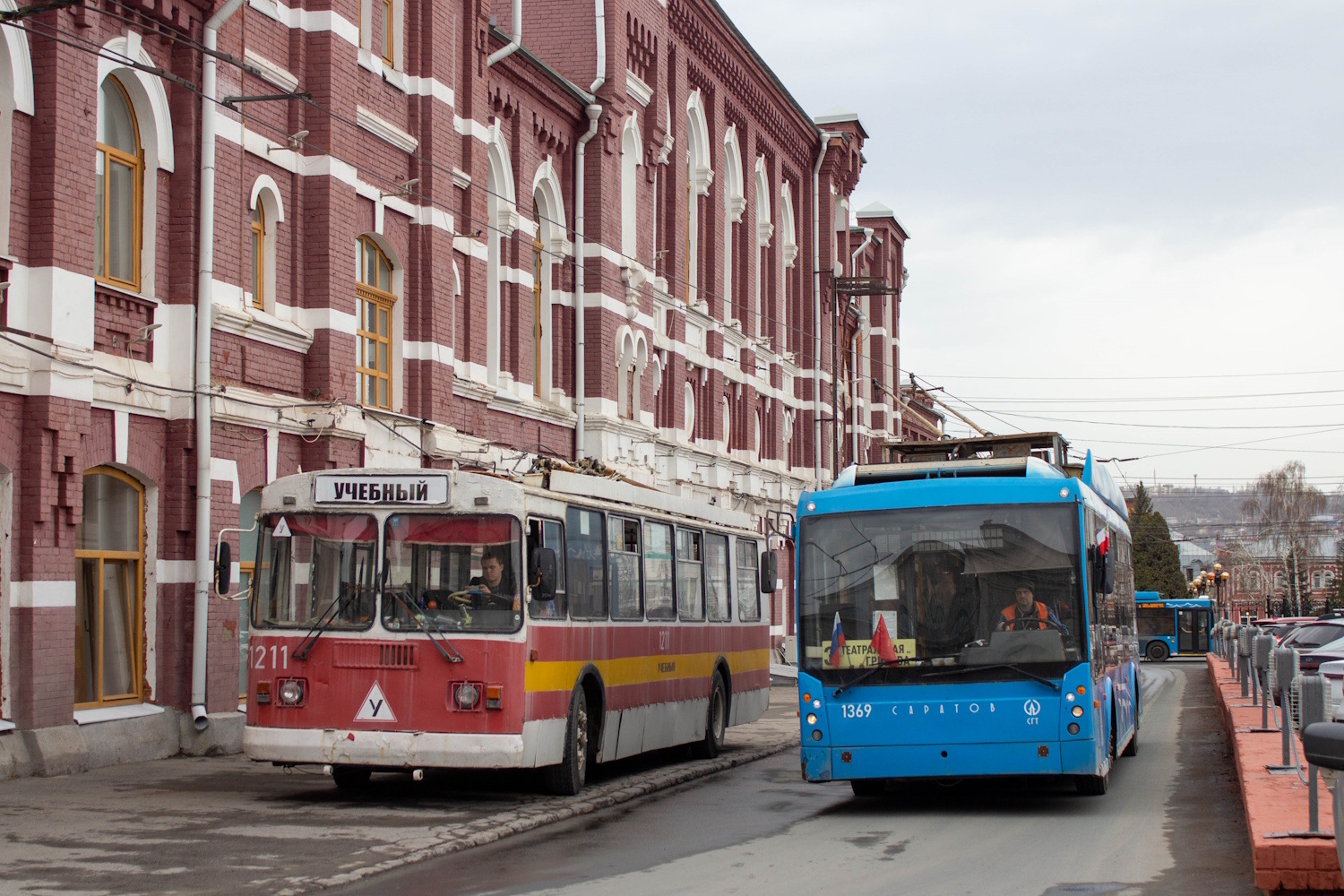 Саратов, ЗиУ-52642 № 1211; Саратов, Тролза-5265.00 «Мегаполис» № 1369