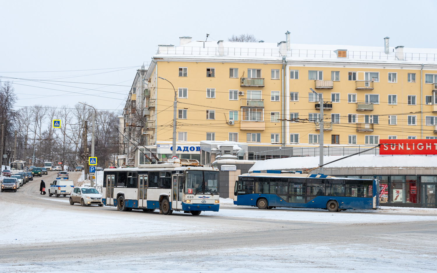 Kirov, BTZ-52768R № 618; Kirov, VMZ-5298.01 “Avangard” № 655