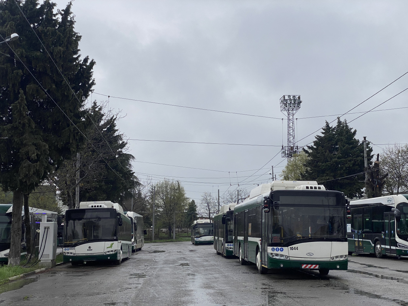 Стара-Загора, Škoda 26Tr Solaris III № 1035; Стара-Загора, Solaris Trollino III 12 Škoda № 1044 Стара-Загора, Škoda 26Tr Solaris III № 1035; Стара-Загора, Solaris Trollino III 12 Škoda № 1044