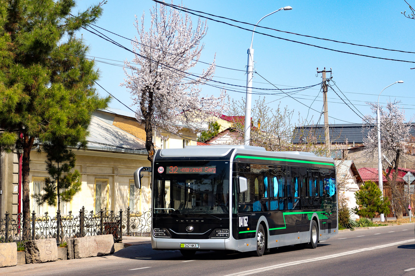 Taskent, Yutong ZK6126BEVG — 04162