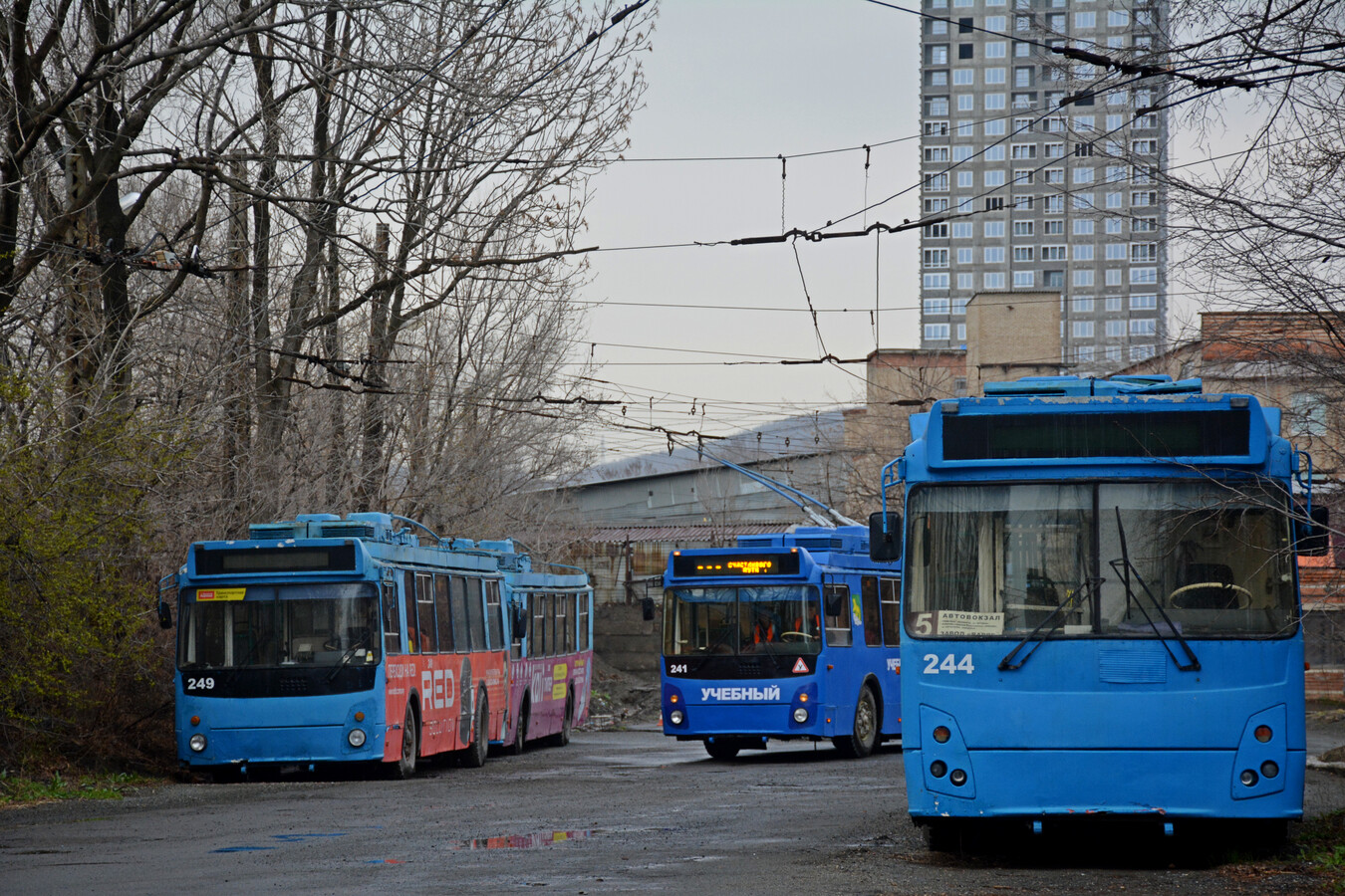 Vladivostok, ZiU-682G-016.02 č. 249; Vladivostok, ZiU-682G-016.02 č. 244