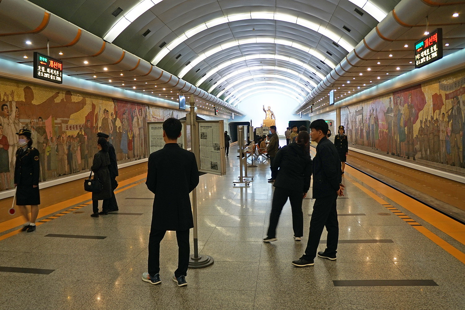 Пхеньян — Линия 1 — станция Кэсон (Триумфальное возвращение) Пхеньян — Линия 1 — станция Кэсон (Триумфальное возвращение)