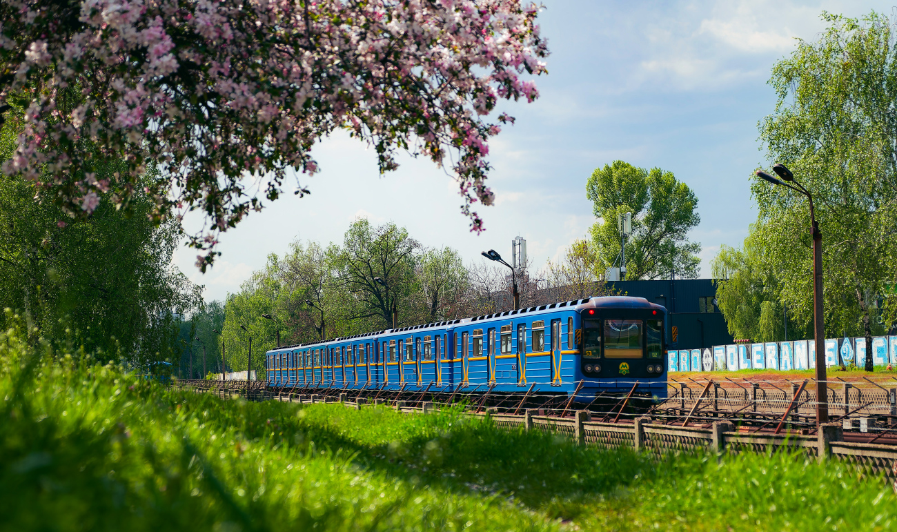 Kyjev, 81-717.5 (LVZ/VM) č. 10323; Kyjev — Metro — Line M1 (red)