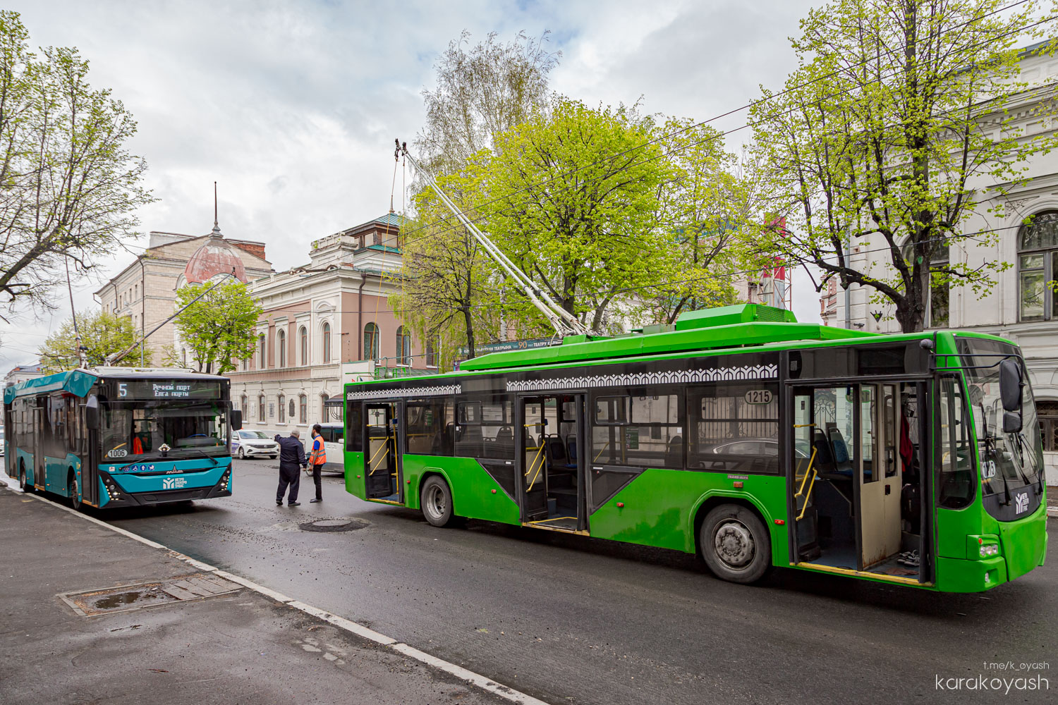 Казань, МАЗ-303Т22 № 1006; Казань, ВМЗ-5298.01 «Авангард» № 1215