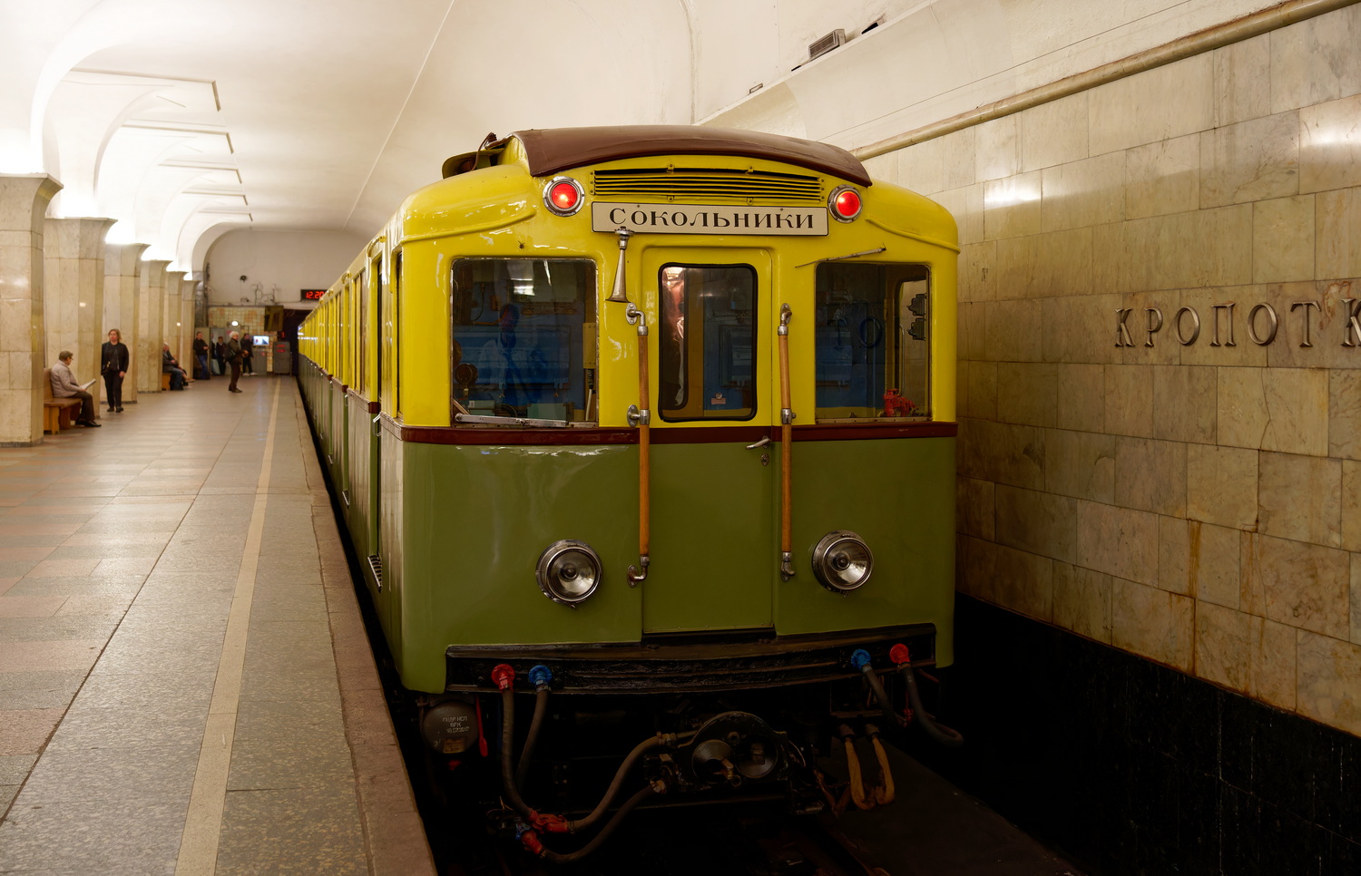 Moskau, Am Nr. 1; Moskau — Festive events, exhibitions of rolling stock and a train parade dedicated to the 90th anniversary of the Moscow Metro on May 15-18, 2025