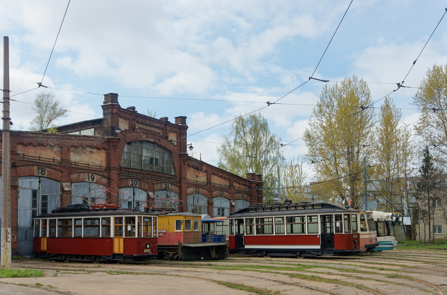 Санкт-Пецярбург, МС-2 № 2511; Санкт-Пецярбург, Двухосный моторный вагон № 1028 Санкт-Пецярбург, МС-2 № 2511; Санкт-Пецярбург, Двухосный моторный вагон № 1028