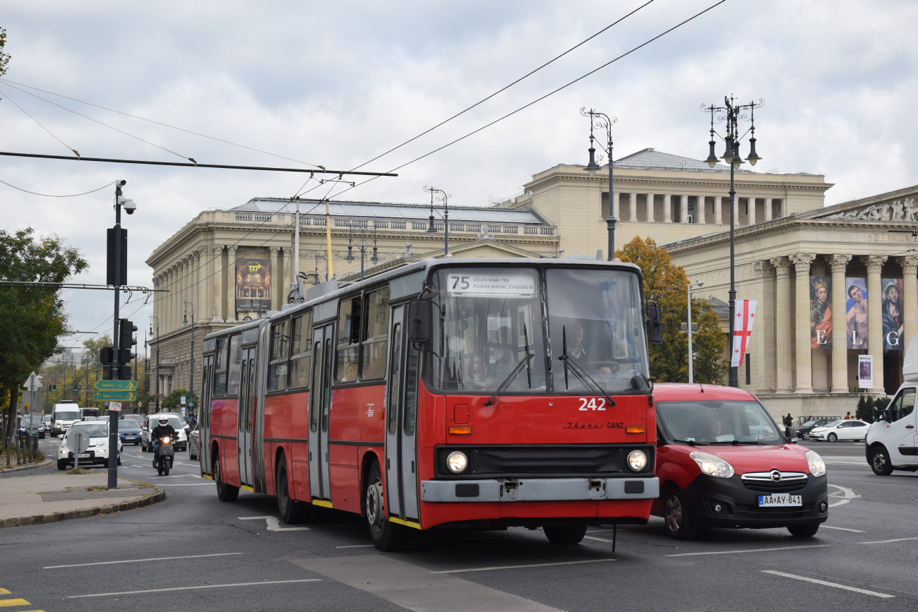 Будапешт, Ikarus 280.94 № 242