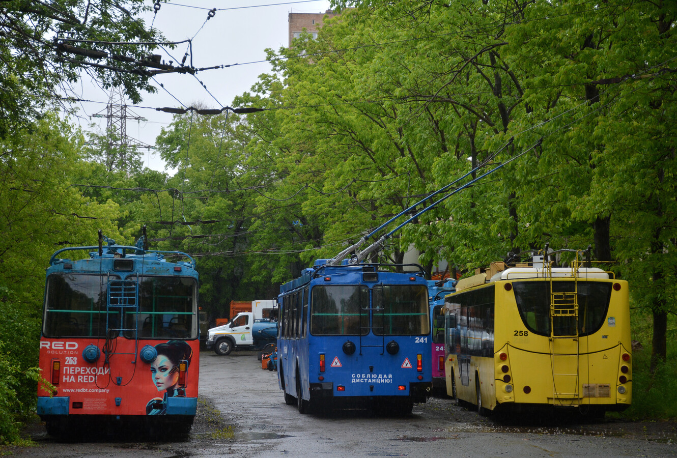 Владивосток, ЗиУ-682Г-016.02 № 253; Владивосток, ЗиУ-682Г-016.02 № 241; Владивосток, ВМЗ-5298.01 «Авангард» № 258