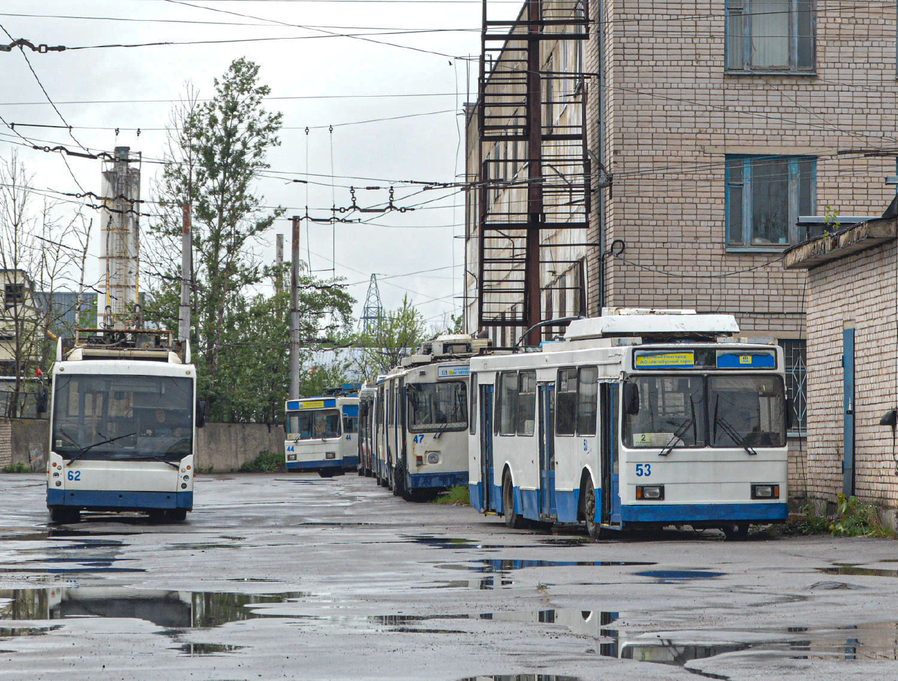 Великий Новгород, Тролза-5265.00 «Мегаполис» № 62; Великий Новгород, ВМЗ-5298-020 № 53; Великий Новгород — Троллейбусное депо