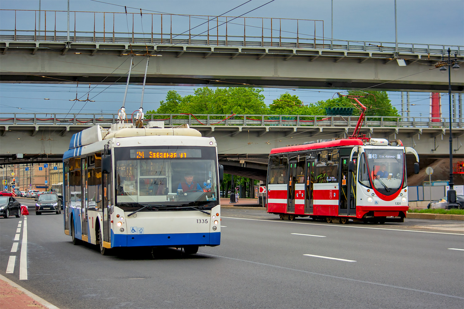 Санкт-Петербург, Тролза-5265.00 «Мегаполис» № 1335; Санкт-Петербург, 71-134А (ЛМ-99АВН) № 1331