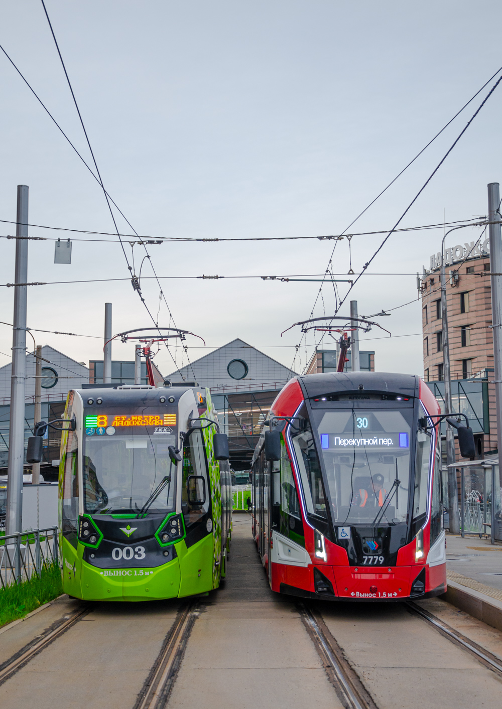 Petrohrad, Stadler B85600M č. 003; Petrohrad, 71-932 “Nevskiy” č. 7779