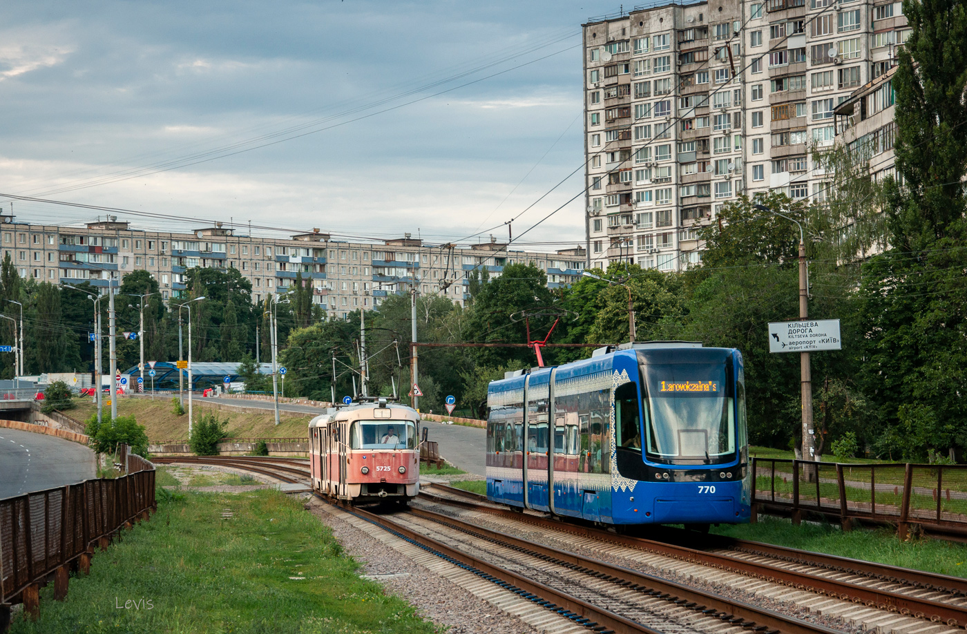 Киев, Tatra T3SU № 5725; Киев, PESA 71-414К (Fokstrot) № 770