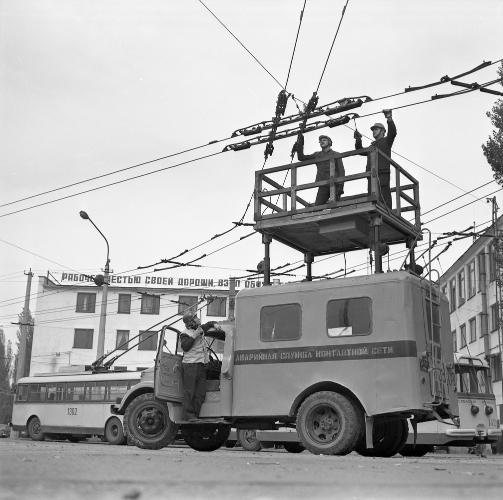 Krymski trolejbus, Škoda 9Tr15 Nr 1302; Krymski trolejbus, Škoda 9Tr21 Nr 142; Krymski trolejbus — Historical photos (1959 — 2000)