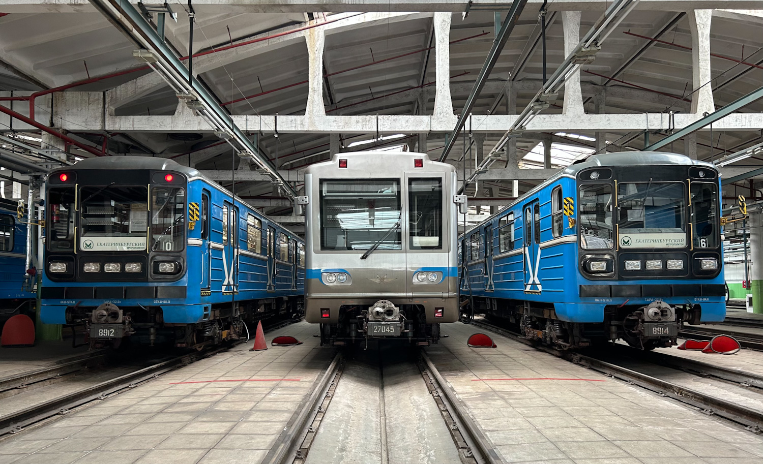 Екатеринбург, 81-717.5 (ЛВЗ/ВМ) № 8912; Екатеринбург, 81-717.6 № 27045; Екатеринбург, 81-717.5 (ЛВЗ/ВМ) № 8914