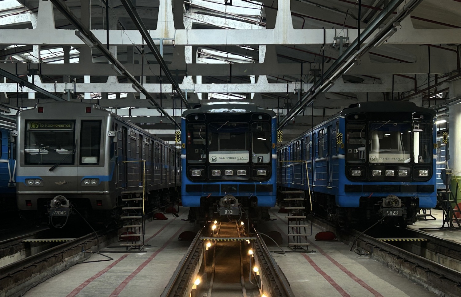 Екатеринбург, 81-717.6 № 27046; Екатеринбург, 81-717.5 (ЛВЗ/ВМ) № 8921; Екатеринбург, 81-717.5 (ЛВЗ/ВМ) № 8923; Екатеринбург — Метрополитен — Электродепо