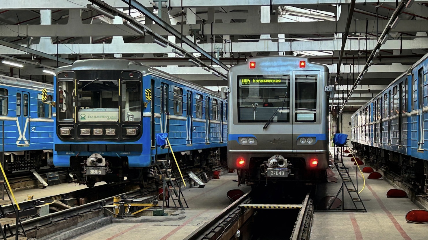 Екатеринбург, 81-717.5 (ЛВЗ/ВМ) № 8905; Екатеринбург, 81-717.6 № 27048; Екатеринбург — Метрополитен — Электродепо