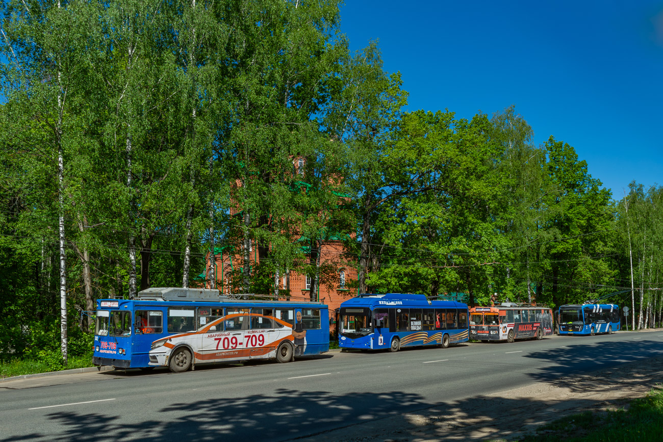 Йошкар-Ола, ЗиУ-682ГМ1 (с широкой передней дверью) № 302; Йошкар-Ола, БКМ 321 № 352