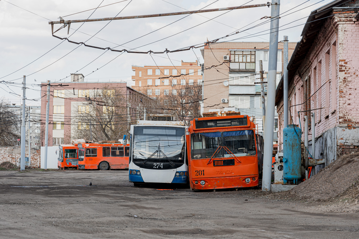 Оренбург, ВМЗ-5298.01 «Авангард» № 274; Оренбург, ЗиУ-682Г-016.02 № 201